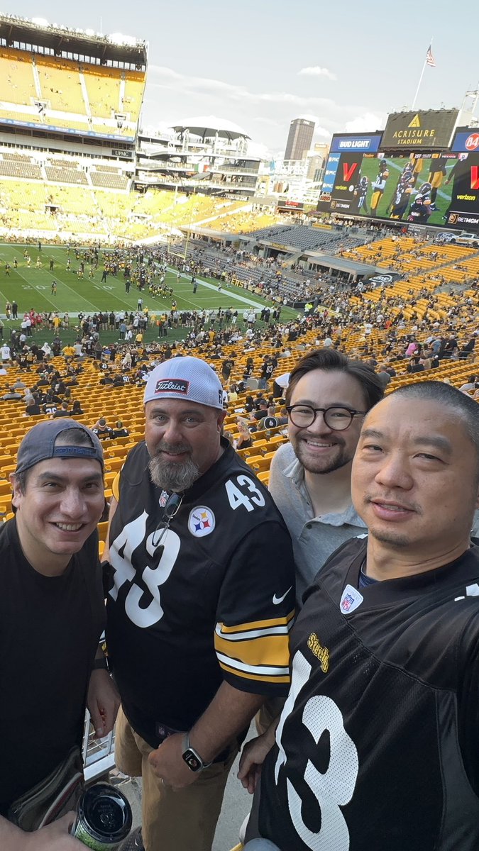 We're reviewing #dermpath candidates so get your apps in! Yes the website sucks. But the fellowship doesn't and neither do the Steelers. Our current &amp; just graduated fellows - <a href="/MTsang24/">Matt Tsang</a> Luis Borda <a href="/JohnpmillerMD/">John Paul Miller</a> <a href="/KeiShingOh/">KS Oh,MD</a>
#pathtwitter #dermtwitter.

dermpath.upmc.edu/Applications/d…