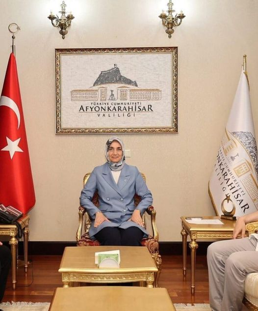 BUNA NE DİYORSUNUZ?
Afyon Valisi Kübra Güran Yiğitbaşı, Valilikte ki ATATÜRK fotoğrafını kaldırıp yerine Afyon Kalesi’nin fotoğrafını koydu?
Bu nasıl bir hezeyandır bu nasıl bir gaflettir bu nasıl bir saygısızlıktır?
Oldu olacak, Afyon sucuğu da assaydın..!