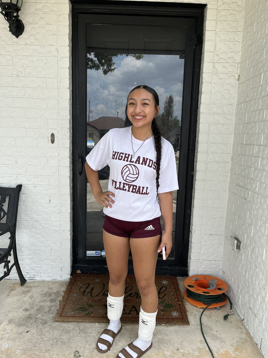 ReginoValerie's tweet image. I’d say, not too bad for her not being a volleyball player. lol I’m so proud of her work ethic and mostly happy that she is having fun! ❤️🏐 Moe was diving y’all! 🤗 #HighlandsVolleyball #sophmoreyearloading @moehoops332 @Moriahoops