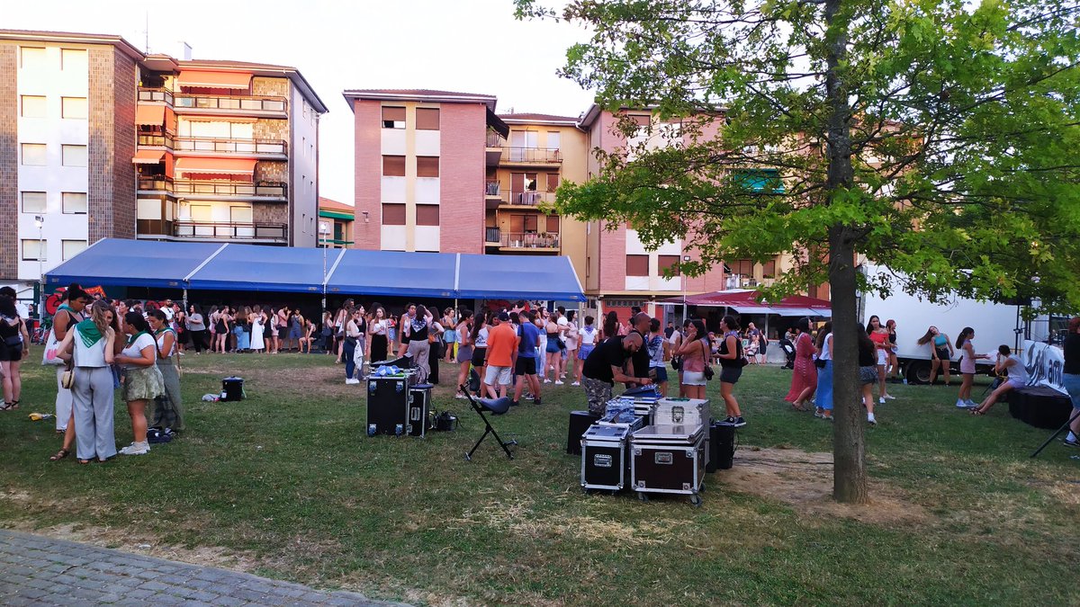 600 pertsona baino gehiago paella txapelketan. Parkea jendez lepo. Eguraldia lagun, giro ezinhobea.

Bederatziak eta jendeak ez du parketik joan nahi.

Herriko jaiak. Jai herrikoiak.

Herritik, herriarentzat

Gora <a href="/jaiherrikoiak/">Amurrioko Jai Herrikoiak</a>!!!