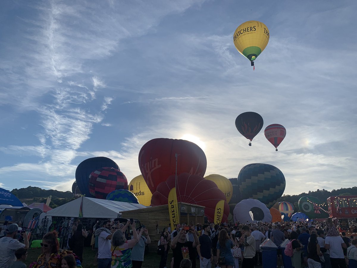 JShipsmith's tweet photo. Absolutely brilliant #MassAscent #BalloonFiesta tonight. I defy anyone not to have a massive grin plastered across their face when in the middle of this! https://t.co/RZqYy5jmLt