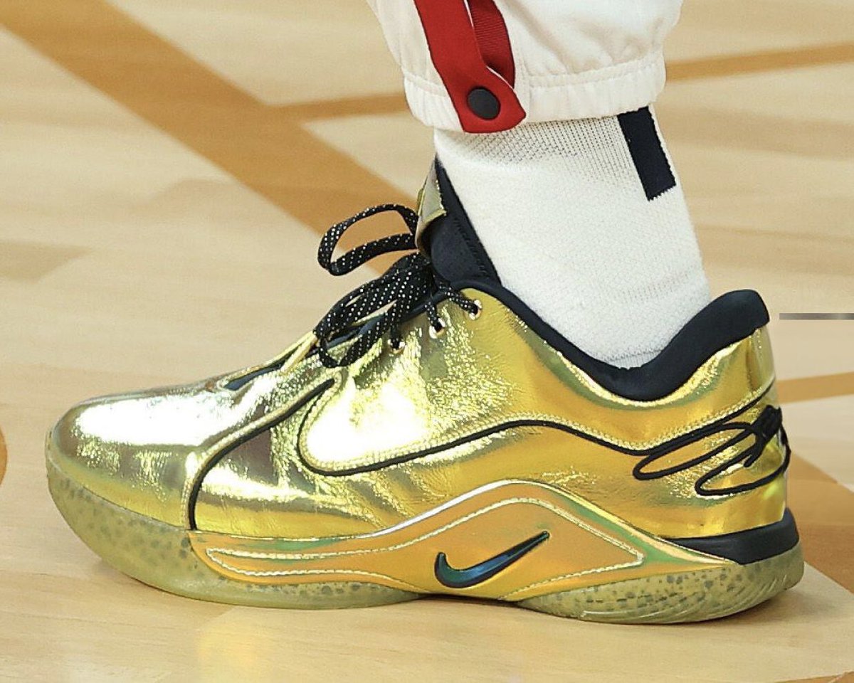 Sneaker Huddle tweet media