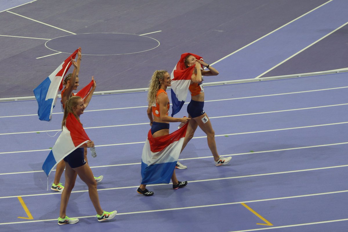 Atletiek Live (@atletieklive) on Twitter photo Z I L V E R ๐ฅ DAMES 4 X 400M
TEAM NEDERLAND ๐ณ๐ฑ
LIEKE KLAVER
CATHELIJN PEETERS
<a href="/lisannedewitte/">Lisanne de Witte</a>
FEMKE BOL
OLYMPISCHE SPELEN - PARIJS ๐จ๐ต Z I L V E R ๐ฅ DAMES 4 X 400M
TEAM NEDERLAND ๐ณ๐ฑ
LIEKE KLAVER
CATHELIJN PEETERS
<a href="/lisannedewitte/">Lisanne de Witte</a>
FEMKE BOL
OLYMPISCHE SPELEN - PARIJS ๐จ๐ต