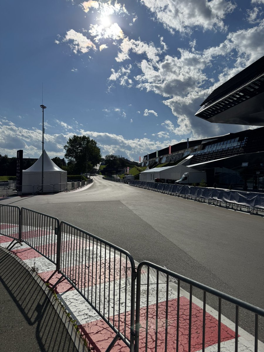Der erste Tag unserer Alp Trophy neigt sich dem Ende zu. 

Vom Startpunkt Bernau am Chiemsee über Fuschel am See, Wolfgangsee, Bad Ausee und dem Red Bull Ring.

Haben wir viele tolle Eindrücke gewonnen.

Morgen starten wir voller Vorfreude in die zweite Runde. 

#tesla #natur