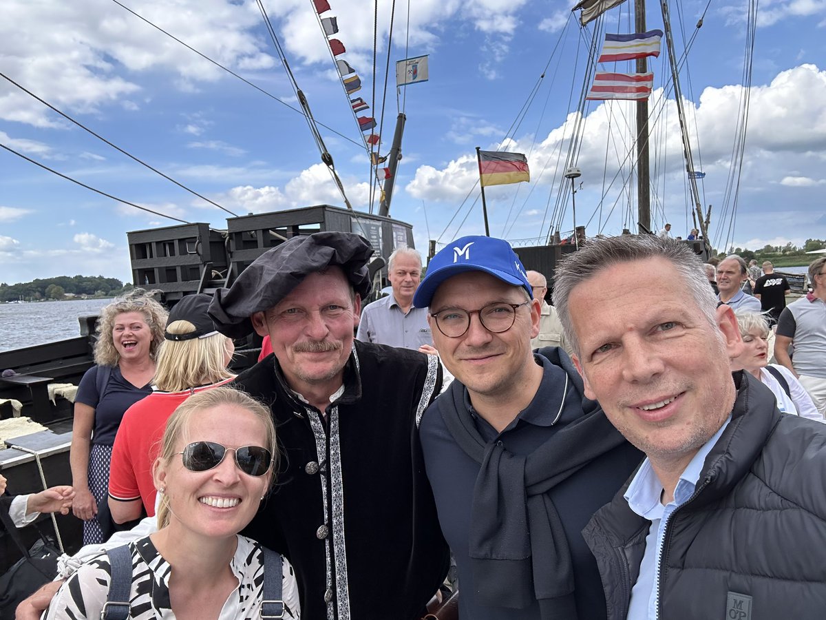 Oliver Zielinski @ozielinski.bsky.social (@zielinski_oz) on Twitter photo Das Meer bringt Wirtschaft, Wissenschaft und Politik zusammen…heute auf der Pommernkogge Ucra im Rahmen der Hanse Sail. Danke an die Landesregierung M-V für die Idee und an die Mannschaft der Ucra für den Einblick in das Segeln in der Hansezeit. <a href="/Dahlemann/">Patrick Dahlemann</a> <a href="/Ostseeforschung/">Leibniz_IOW</a> Das Meer bringt Wirtschaft, Wissenschaft und Politik zusammen…heute auf der Pommernkogge Ucra im Rahmen der Hanse Sail. Danke an die Landesregierung M-V für die Idee und an die Mannschaft der Ucra für den Einblick in das Segeln in der Hansezeit. <a href="/Dahlemann/">Patrick Dahlemann</a> <a href="/Ostseeforschung/">Leibniz_IOW</a>