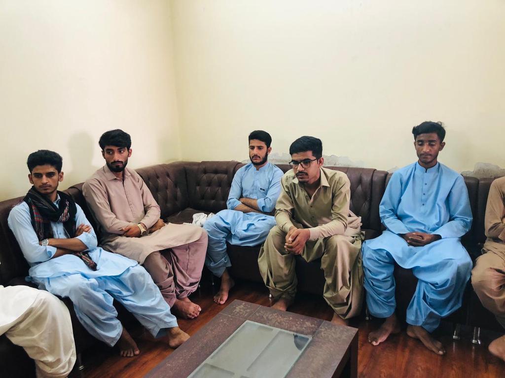 سابق وزیر اعلیٰ بلوچستان و ممبر صوبائی اسمبلی ڈاکٹر عبد المالک بلوچ سے نیشنل پارٹی کے آفس میں پی ایس ایف بلوچستان کے صدر جہانگیر بلوچ، بی ایس او پجار کے چیئرمین بوہیر صالح، ڈپٹی انفارمیشن سیکرٹری اسرار شاہوانی، ڈاکٹر طارق بلوچ و دیگر طلباء وطالبات ملاقات کررہے ہیں۔