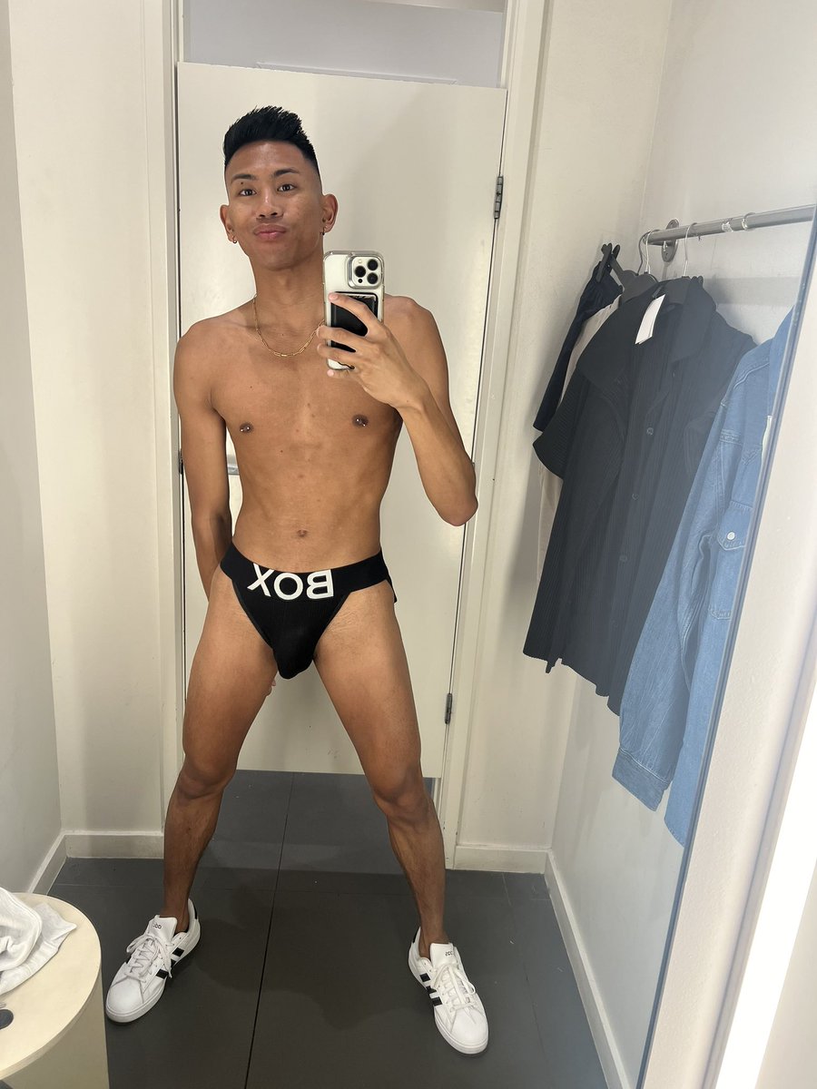 batorboyy's tweet photo. Meet me in the dressing room? https://t.co/oU1jmg764Z