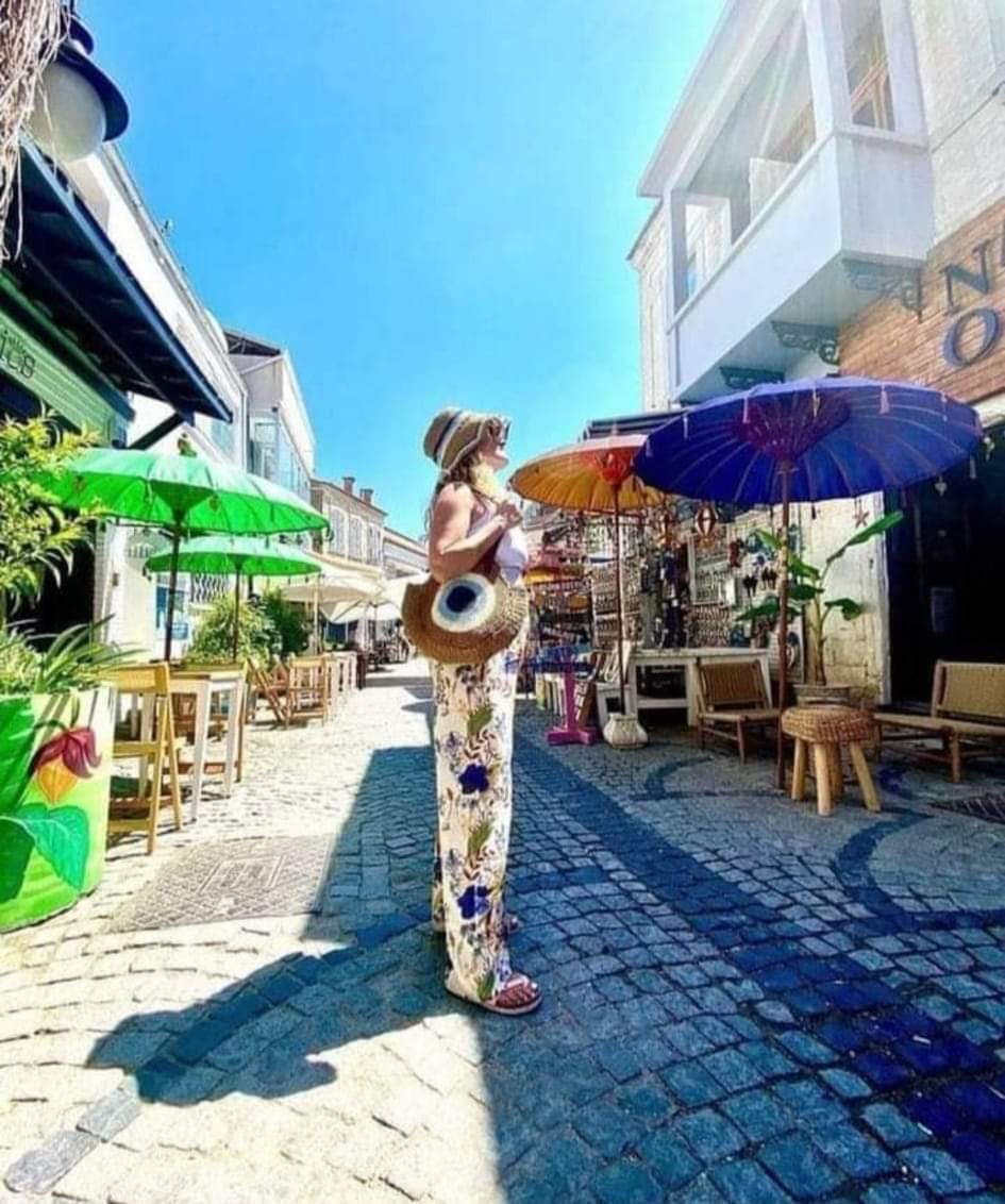 HEPİMİZ GÖRDÜĞÜMÜZDE İKAZ ETMELİYİZ 

Urla Cooking Class.
İsmini taşıyan mekânın önünden geçerken, birden şeytan dürtüyor, giriyorum içeri.
Beni kibar bir biçimde karşılayan çalışana soruyorum:
-Müşterileriniz genelde İngiliz sanırım.