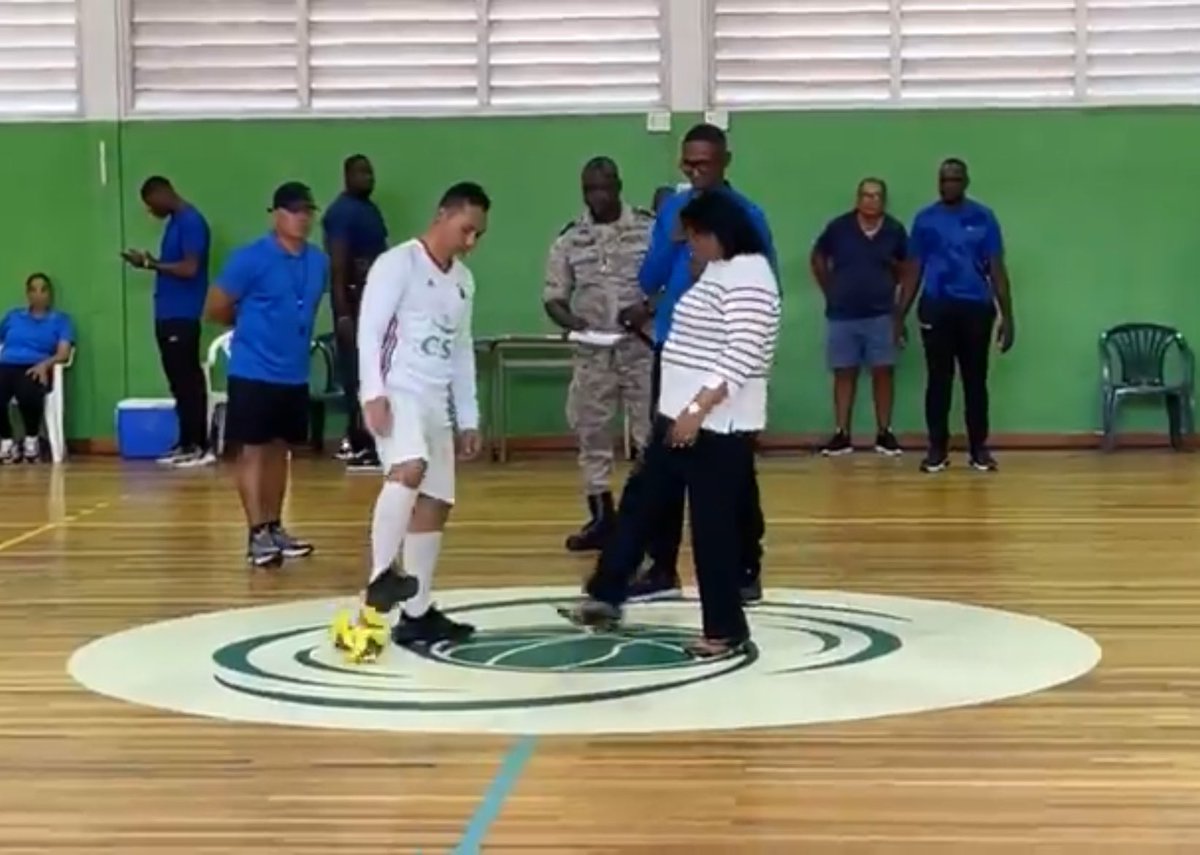 mindefsuriname's tweet photo. Het Directoraat Nationale Veiligheid (DNV) is winnaar geworden van de Bevelhebber Zaalvoetbal Copa welke op 2 augustus werd gehouden in de Ismay van Wilgen Sporthal. Volgens de bevelhebber van het Nationaal Leger, kolonel Werner Kioe A Sen, is sport inherent aan het militair zijn https://t.co/SdarYB5FKP