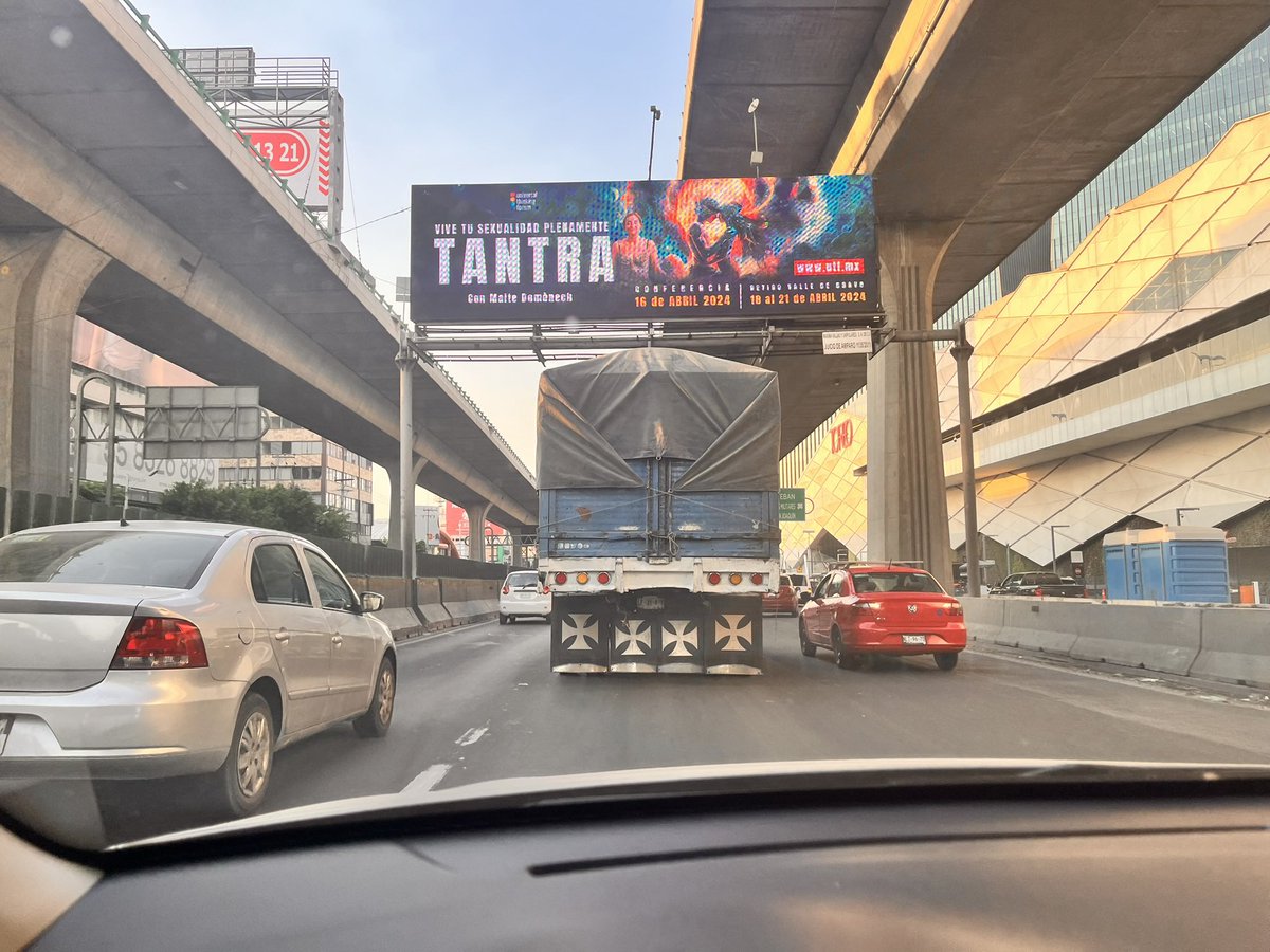 Zicattela's tweet photo. @nmas Diario, a todas horas, entran camiones de carga al Periférico y la autoridad se destaca por su ausencia. https://t.co/dlMNoTnRQq