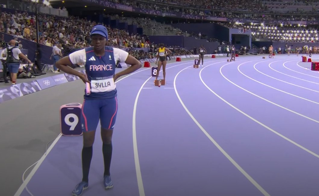 lorientxpress's tweet photo. Interdite de porter le voile par la Fédération Française d'Athlétisme, l'athlète Sounkamba Sylla a donc fait sa course avec une casquette...

La honte internationale. https://t.co/CnAtcX0rQK