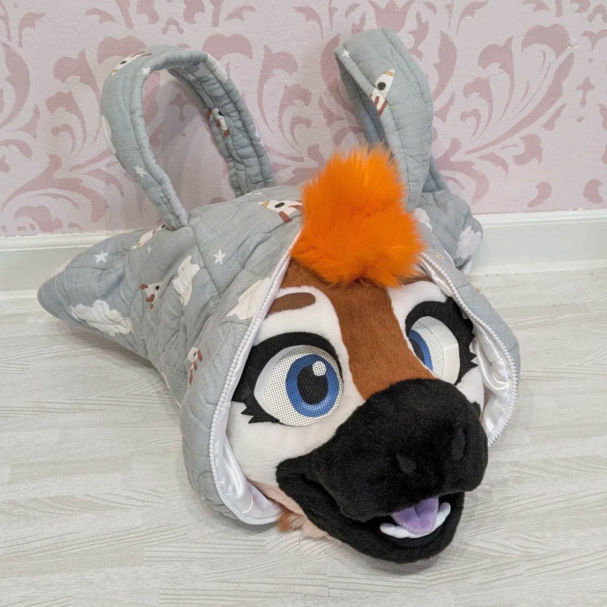 Who's that pretty girl hiding in the head bag?! This head bag for Jupiter has backpack straps. Clients can add them to their order and choose from a few different strap types and other add-ons! #fursuitmaker #fursuit