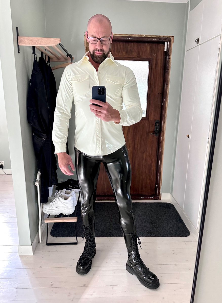 frekeden's tweet photo. A night out with friends 🖤

Shirt: Honour Clothing
Pants: Freddy wrup
Boots: Underground 

See more on my naughty page. 

#vinylpants #vinylshirt #boots #shinycloaths 
#honourclothing #freddywrup https://t.co/4cBaAqgCev