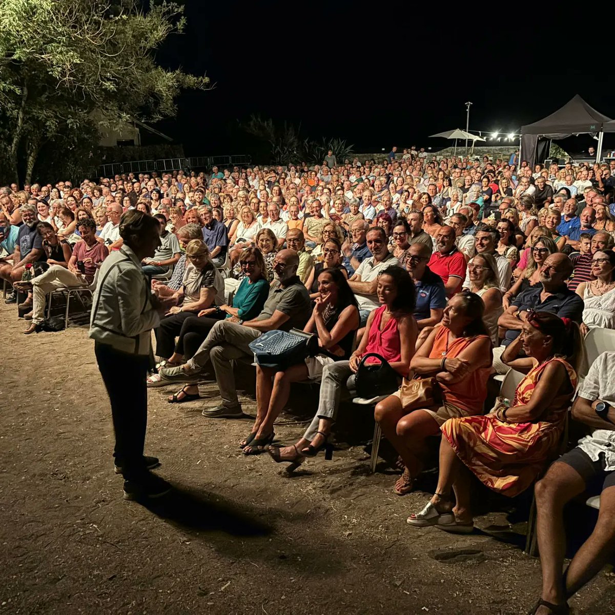 Paola Minaccioni è scesa dal palco in questa serata che la vede protagonista di un altro splendido sold out della  rassegna Vivi il Castello di Santa Severa, promossa dalla <a href="/RegioneLazio/">Regione Lazio</a>  organizzata da <a href="/LAZIOcrea/">LAZIOcrea S.p.A.</a> in collaborazione con <a href="/ATCLLAZIO/">ATCL LAZIO</a>