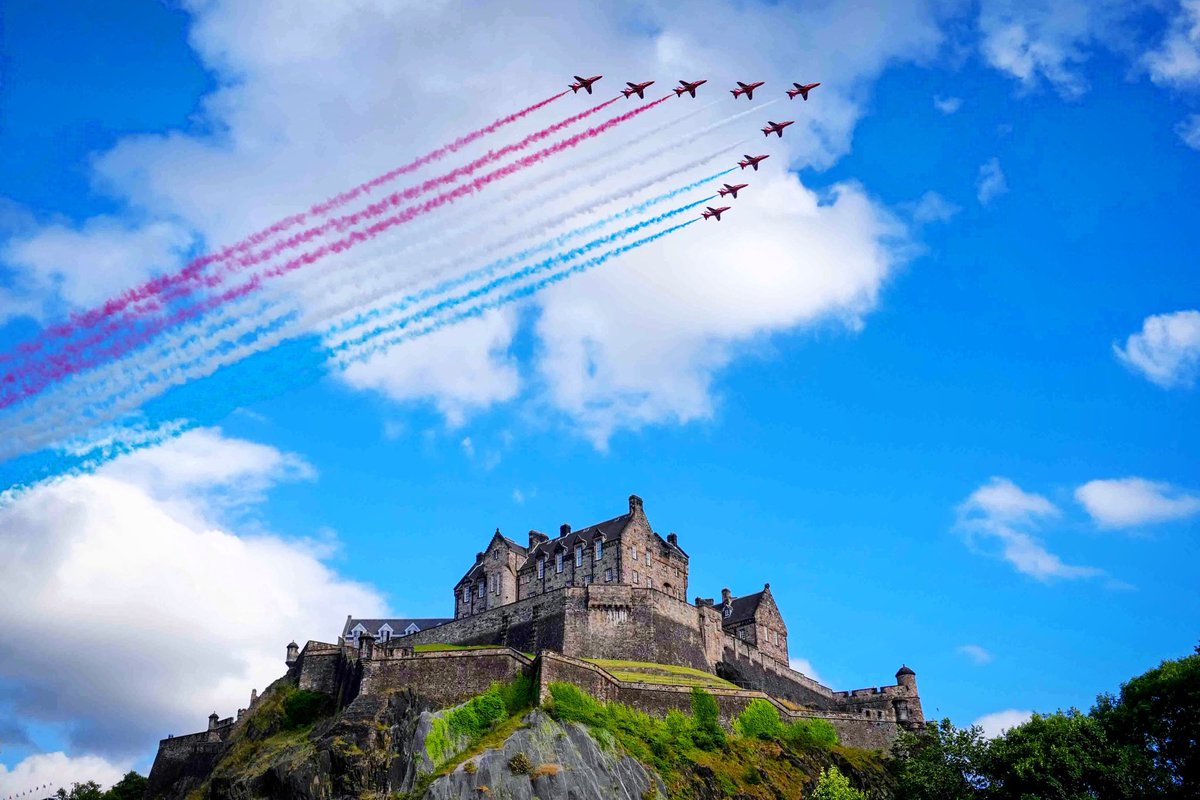 belperbarlow's tweet photo. The Red Arrows fly over Edinburgh Castle during The Royal Edinburgh Military Tattoo

#RedArrows #RAF #EdinburghTattoo #castle #Edinburgh #Scotland https://t.co/xboN1zEkiw