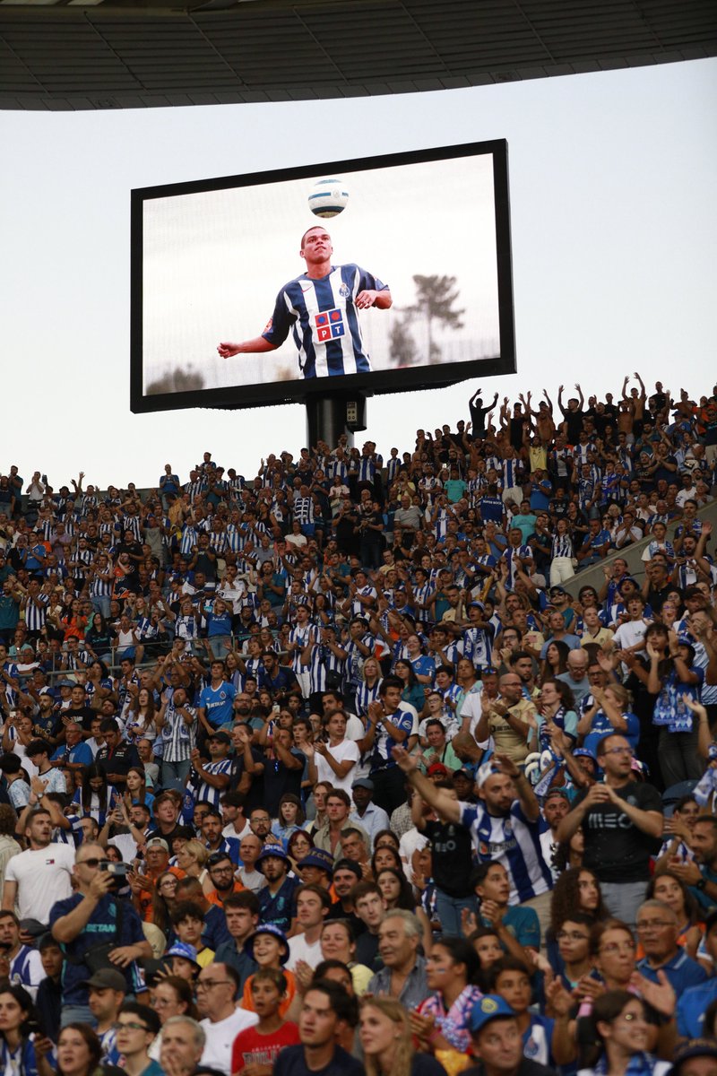 E ao minuto 3, o Dragão fez uma vénia 💙

<a href="/officialpepe/">Pepe</a> #L3NDA