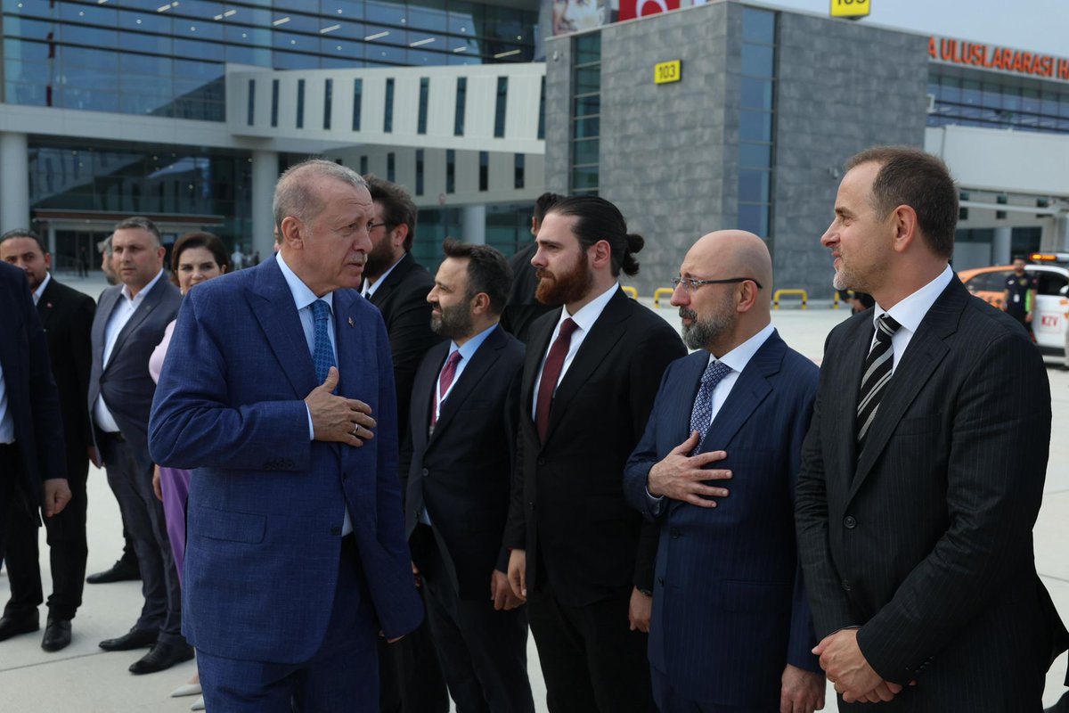 dhmihkeskin's tweet photo. Cumhuriyet tarihinin en büyük ulaştırma projelerinden birine daha imza atmanın haklı gururunu yaşıyoruz!

Bugün, Sayın Cumhurbaşkanı’mızın teşrifleriyle Çukurova Uluslararası Havalimanı’nı halkımızın hizmetine sunduk. 

Havalimanımız başta Adana ve Mersin illeri olmak üzere ekonomimizin can damarı bu bölgenin tarım, sanayi ve ticaret potansiyeline önemli katkı sağlamanın yanında ülkemizin bütünsel kalkınmasına hizmet edecek.

Havacılığımızın dünya çapında liderliğini güçlendirecek, #TürkiyeYüzyılı vizyonunun sembolü bu önemli projenin tüm aşamalarında emeği geçenlere bir kere daha teşekkür ediyor, ülkemize, milletimize ve dünya havacılığına hayırlı uğurlu olmasını diliyorum.