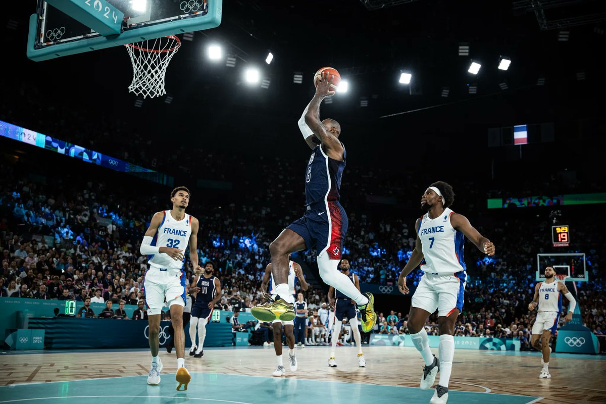 İlk Periyot Sonucu: Fransa 15-20 ABD

Altın madalya mücadelesinin ilk periyodu geride kaldı.

 Fransa turnuvada alıştığımız savunma prensiplerini bu maça da taşıyarak periyoda başladı ve ilk 2.30 dakikada ABD' 3 top kaybına zorladılar. Ancak periyodun geri kalanında hiç top