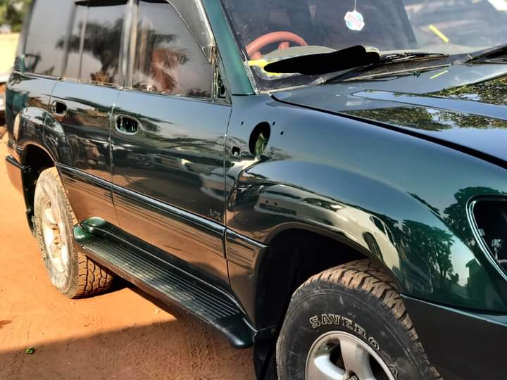 kenyi_ali's tweet photo. @KagutaMuseveni FULL BODY SPRAYING ON LANDCLUSER OUR SERVICE'S CAR POLISHING SANDING BEATING TICUT COLOR MIXING CAR PAINT SALE SERVICING CERAMIC COATING CALL DM OR WTSP (0706923844) https://t.co/0DXvEy206E