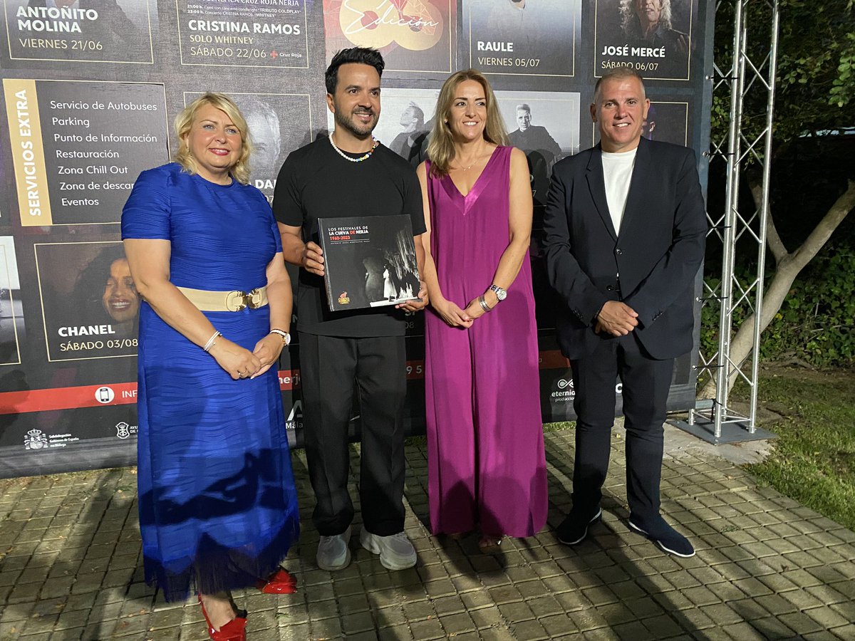 FestCuevaNerja's tweet photo. La firma de @LuisFonsi ya forma parte del libro oficial de la @CuevadeNerja 📕🖊️
Contando los minutos para verlo actuar! 🎤🎼🕺🏾

#FestivalCuevaDeNerja #63FestivalCuevaDeNerja https://t.co/462xHfk3ss