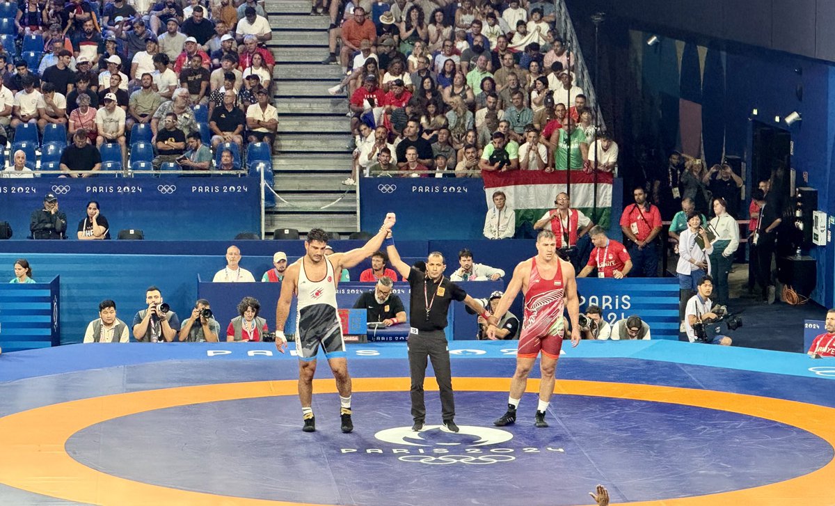 Taekwondo ve güreşte yine bronz madalya geldi. Dünya haritasında yerini bile bulup gösteremeyeceğimiz küçücük ülkelerin bile altın madalyaları var.Sanki Olimpiyatlara 1.lik ve altın madalya için değil de bronz madalya ve 4.lük,5.lik için gitmişiz gibi Başarısızız ama  şişiriyoruz