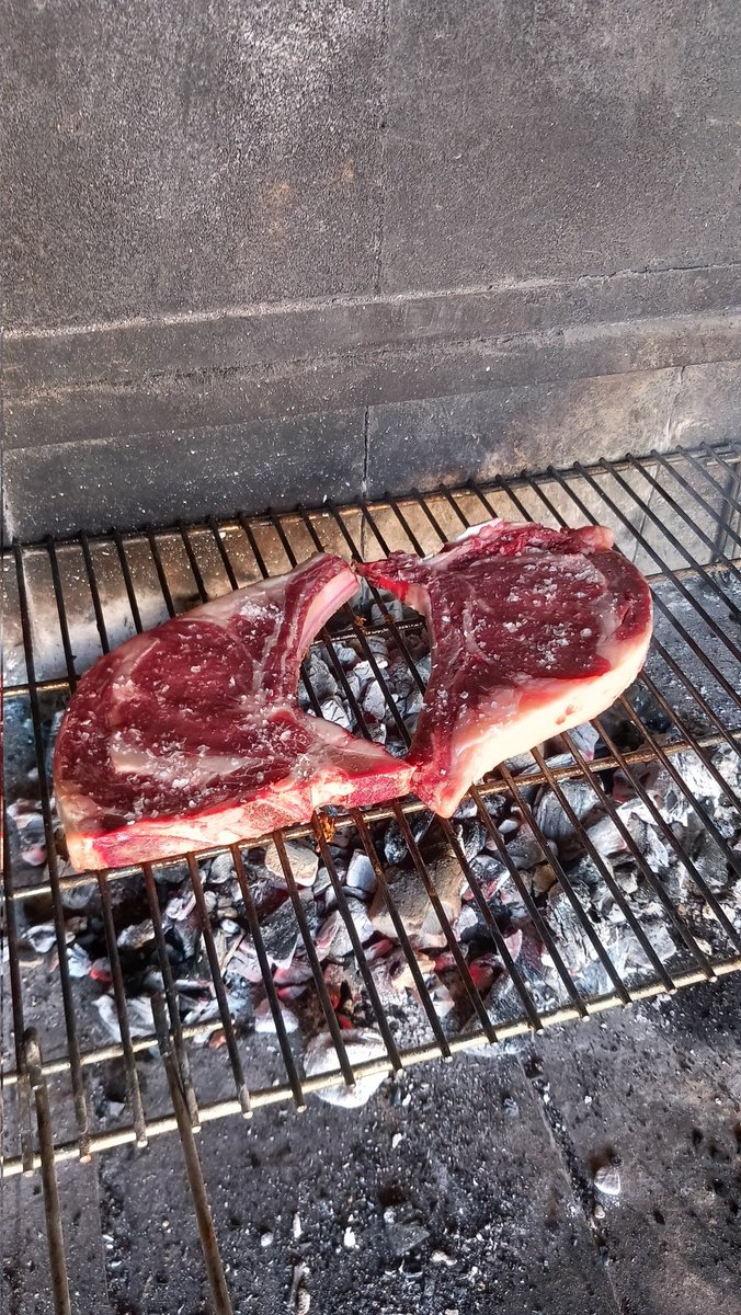 PepGranellTrave's tweet photo. Un par de chuletones de categoría cómo plato fuerte de este festival de día 🐂💪🤤😉
Un par de litros de agua y a dormir.  No puc mes
#OlaDeCalor #Sabado #meat #angus #carne #Verano2024 #estiu #menjar #cuisine #brasas #gastrolovers #gastronomía #comer #agosto #chuletones https://t.co/vW9aSixZxB