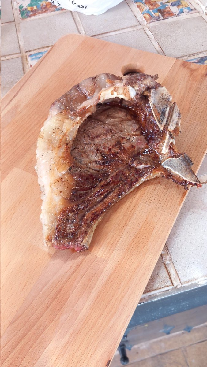 PepGranellTrave's tweet photo. Un par de chuletones de categoría cómo plato fuerte de este festival de día 🐂💪🤤😉
Un par de litros de agua y a dormir.  No puc mes
#OlaDeCalor #Sabado #meat #angus #carne #Verano2024 #estiu #menjar #cuisine #brasas #gastrolovers #gastronomía #comer #agosto #chuletones https://t.co/vW9aSixZxB