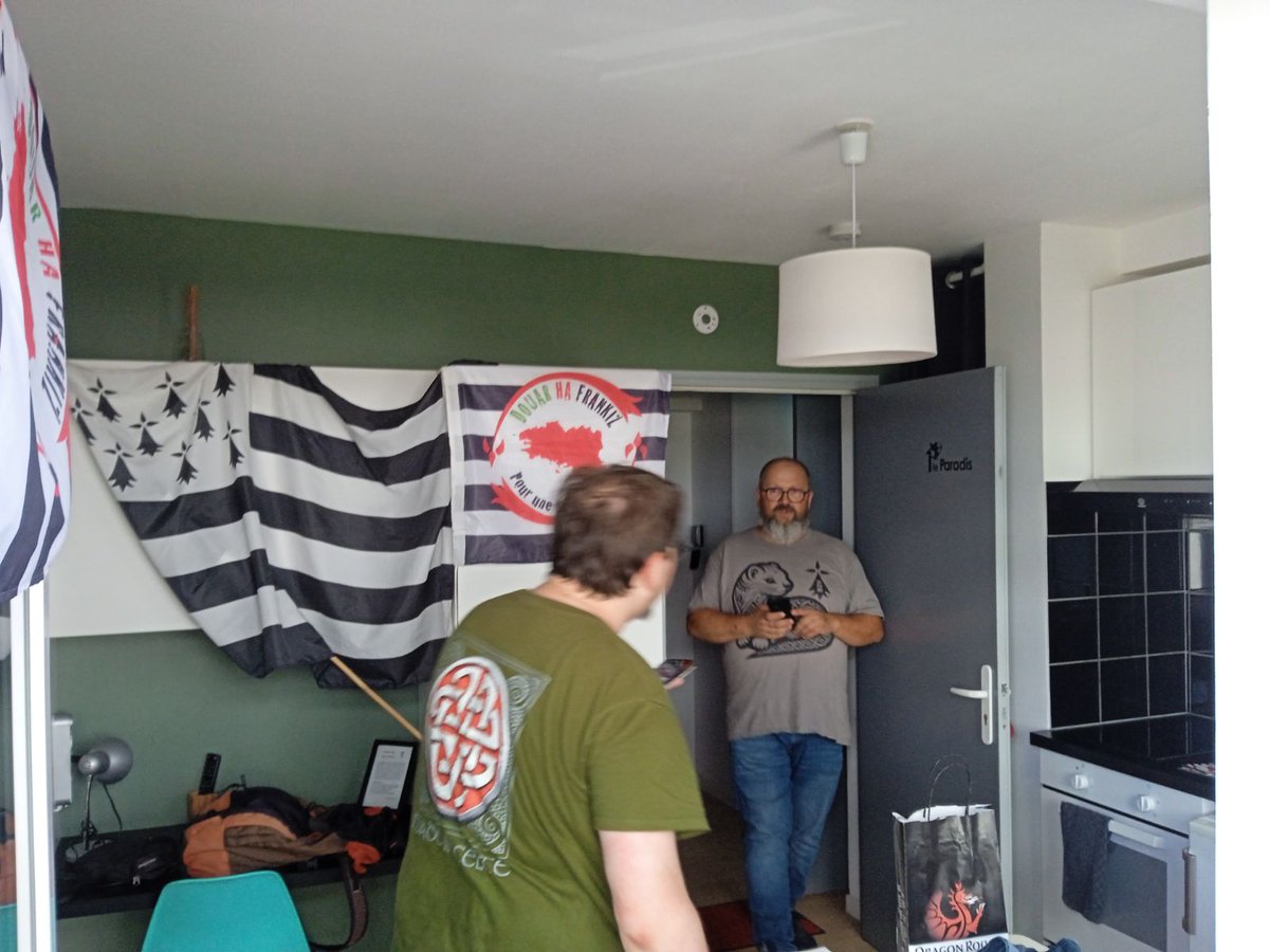 Douar-ha-Frankiz occupe un AIRBNB de Lorient dans un immeuble constitué de 7 appartements de location courte .
Oui au statut de résidents,  au logements locatif longue durée,  à la surtaxe des residences secondaires et à la fin des AIRBNB
Non à la colonisation immobilière.