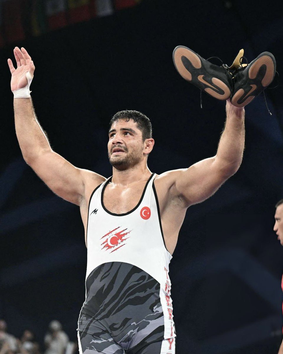 SportsCommittee's tweet photo. #Paris2024 Olimpiyat Oyunları’nda serbest stil 125kg kategorisinde milli güreşçimiz Taha Akgül, rakibini 7-0 mağlup ederek bronz madalya kazandı!

Üst üste üçüncü Olimpiyat madalyasını alan Taha, ayakkabılarını minderde bırakarak kariyerini sonlandırdı.

Teşekkürler Taha! https://t.co/YbHvwo9yzT