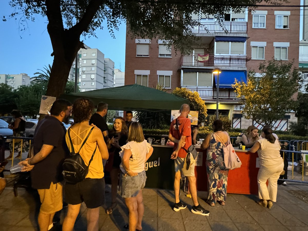 Los vecinos y vecinas de Leganés calientan motores en este primer fin de semana de fiestas. Tiro de maroma 🪢, guerra de globos de agua 💦 , y grandes repartos de perritos y limonada 🌭 

¡Anímate a pasar por las actividades que han organizado las peñas!

#FiestasButarque2024
