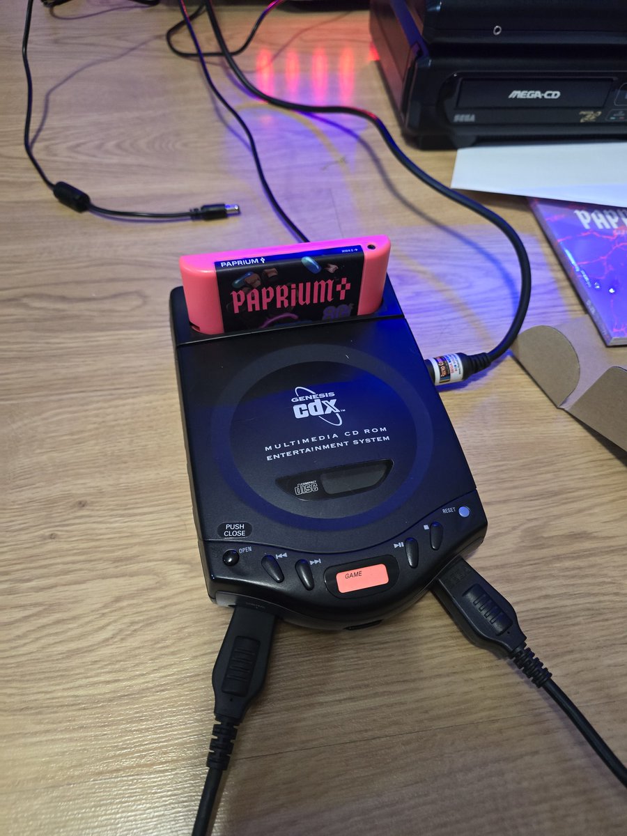 VisualMemory98's tweet photo. Aqui os traigo la #SegaMultiMega (#SegaCDX en EEUU) es una videoconsola de #16bits lan zada por #Sega en 1994, combinando una #Megadrive (#SegaGenesis en USA) y una #SegaMegaCD (#SegaCD en USA). Y encima podía ir a pilas y funcionar como #Discman. Una maravilla de máquina. 😍🤩 https://t.co/iEl9GlRQJZ