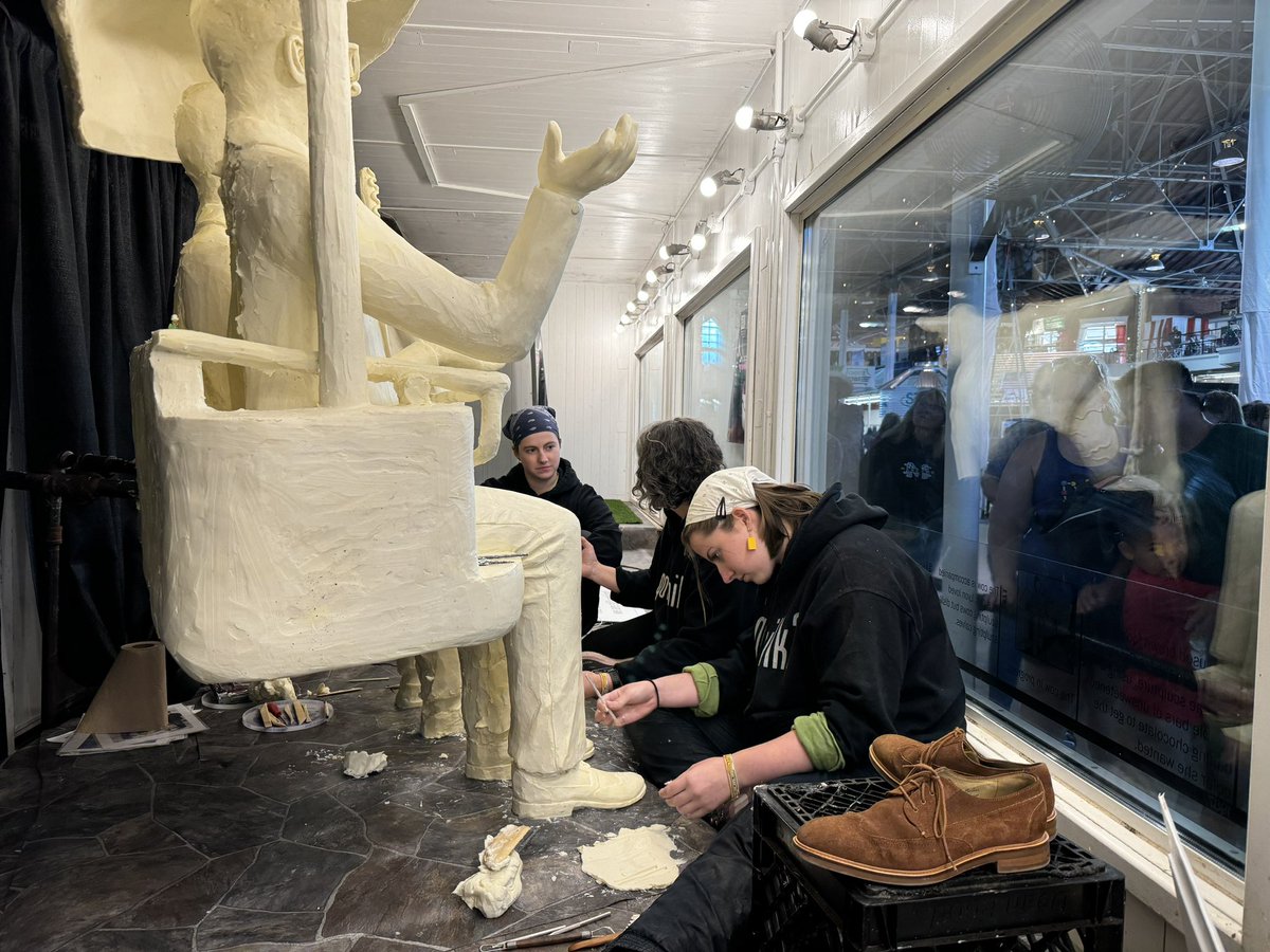 Oh, you got to see the Iowa State Fair Butter Cow? That’s cool.
I got to smell it behind the glass while they put shoelaces on @higbones 
👃🏻 🐄