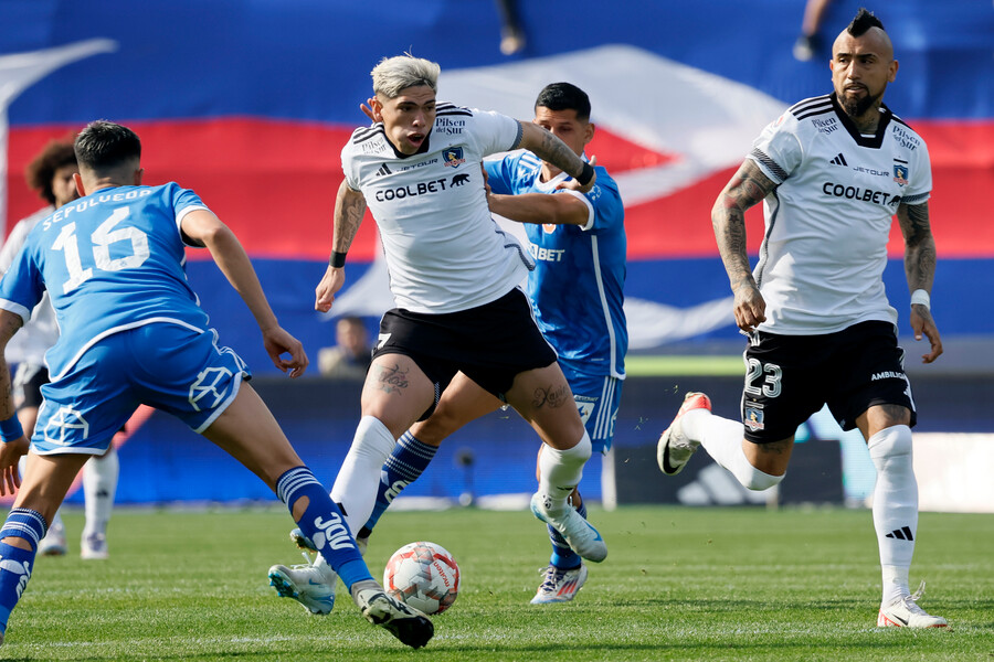 Universidad de Chile y Colo Colo empataron sin goles en clásico.