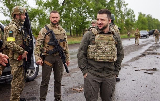 🇺🇦Владимир Зеленский прибыл в Суджу, где обратился к лидеру Китая Си Цзиньпину с предложением о переговорах. 

Украинский диктатор выглядел сильно напуганным!