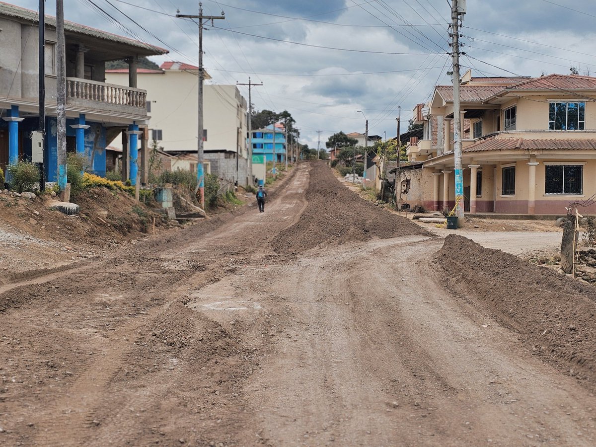 jotalloretv's tweet photo. La felicidad de recorrer una nueva obra. 🥹
La vía #Pilancón - #Cañaribamba, en #SantaIsabel está avanzando y quedando linda. Estamos próximos a culminar la estructura de la vía para en unos días empezar la colocación de #asfalto 🤩.
Son 4.4km para seguir #TransformandoAzuay 💯