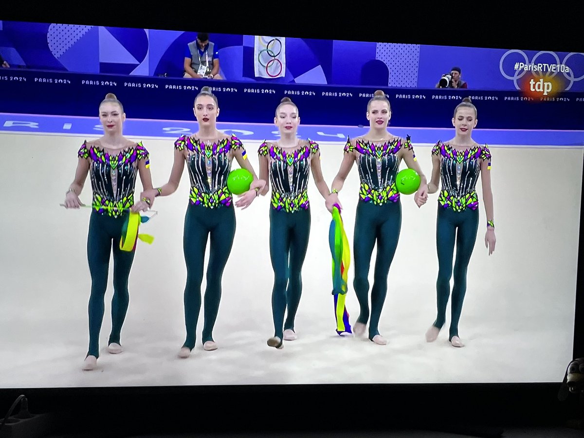 Quiero declararme fan incondicional de las ucranianas de gimnasia rítmica, con esos maillots de pieza completa y con la música de Rock this Party de Bob Sinclar. Son como un soplo de aire fresco #Paris2024Olympics