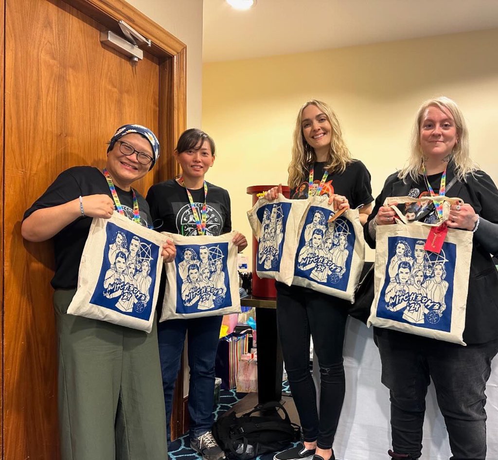 DawnMillerMusic's tweet photo. We, @Psycho4Mfs; @calm_committee, @AliIsBk1, @Xi_sakurai and myself @DawnMillerMusic have officially given out EVERY tote bag! All 260 lol 

Thanks @hayleyhb0m8, everyone loves the art work on the t-shirts and tote bags & we’ve been pointing them your way. 
A big thank you also to @AkiraAoyama for the artwork on the #witchbomb stickers. We truly love you and your big heart! 

Both of these ladies are amazing artists and everyone should go check them out! 

Thanks also to @kkattest1, @JustineLai and my lil sis @Scylla_Simp among others for giving us a helping hand over the last two days. Im really sorry if I miss anyone from the list.

And thanks to everyone who made an entry for the From Switches With Love Spotify mixtape. The cast have the track list and all your notes! 

Thanks to @misshelved for giving us our name one year ago at the first #Witchbomb. We love you. 

👇 Here is the playlist link again 👇 
🔗 https://t.co/KHkt292mr8

#Switches #MotherlandFortSalem 
@Amaliajaja, @taylorhickson, @lynerenee1, @kandysemcclure, @JessLauraSutton