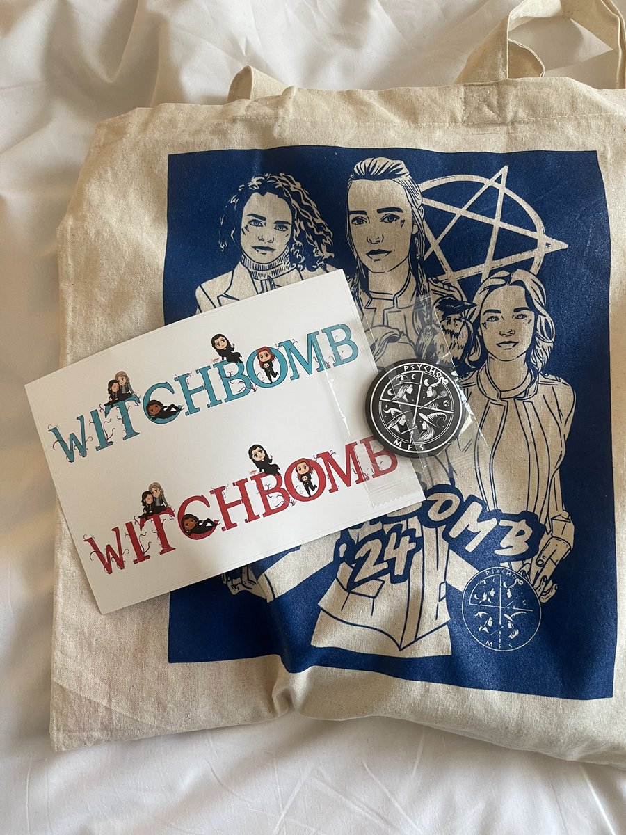 DawnMillerMusic's tweet photo. We, @Psycho4Mfs; @calm_committee, @AliIsBk1, @Xi_sakurai and myself @DawnMillerMusic have officially given out EVERY tote bag! All 260 lol 

Thanks @hayleyhb0m8, everyone loves the art work on the t-shirts and tote bags & we’ve been pointing them your way. 
A big thank you also to @AkiraAoyama for the artwork on the #witchbomb stickers. We truly love you and your big heart! 

Both of these ladies are amazing artists and everyone should go check them out! 

Thanks also to @kkattest1, @JustineLai and my lil sis @Scylla_Simp among others for giving us a helping hand over the last two days. Im really sorry if I miss anyone from the list.

And thanks to everyone who made an entry for the From Switches With Love Spotify mixtape. The cast have the track list and all your notes! 

Thanks to @misshelved for giving us our name one year ago at the first #Witchbomb. We love you. 

👇 Here is the playlist link again 👇 
🔗 https://t.co/KHkt292mr8

#Switches #MotherlandFortSalem 
@Amaliajaja, @taylorhickson, @lynerenee1, @kandysemcclure, @JessLauraSutton