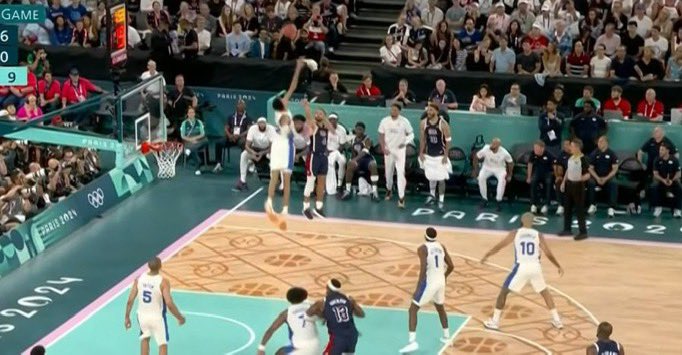 El que tira es Steph Curry (1.89m)

El que defiende es Wemby (2.24m)

El triple entró.