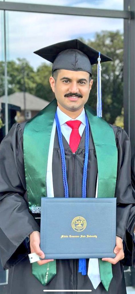 #الأطاولة
"الحمدلله الذي بنعمتِهِ تتم الصَالِحَات وبشكره تدوم النعم"
احتفل اليوم الابن/عبدالرحمن بن صالح كبسي بتخرجه من جامعة وسط ولاية تينسي تخصص علوم طيران مع مرتبه الشرف،
الف مبروك يستاهل والتهنئة موصولة لوالده الغالي صالح واختي الغالية ام عبدالرحمن والعائلة الكريمة،