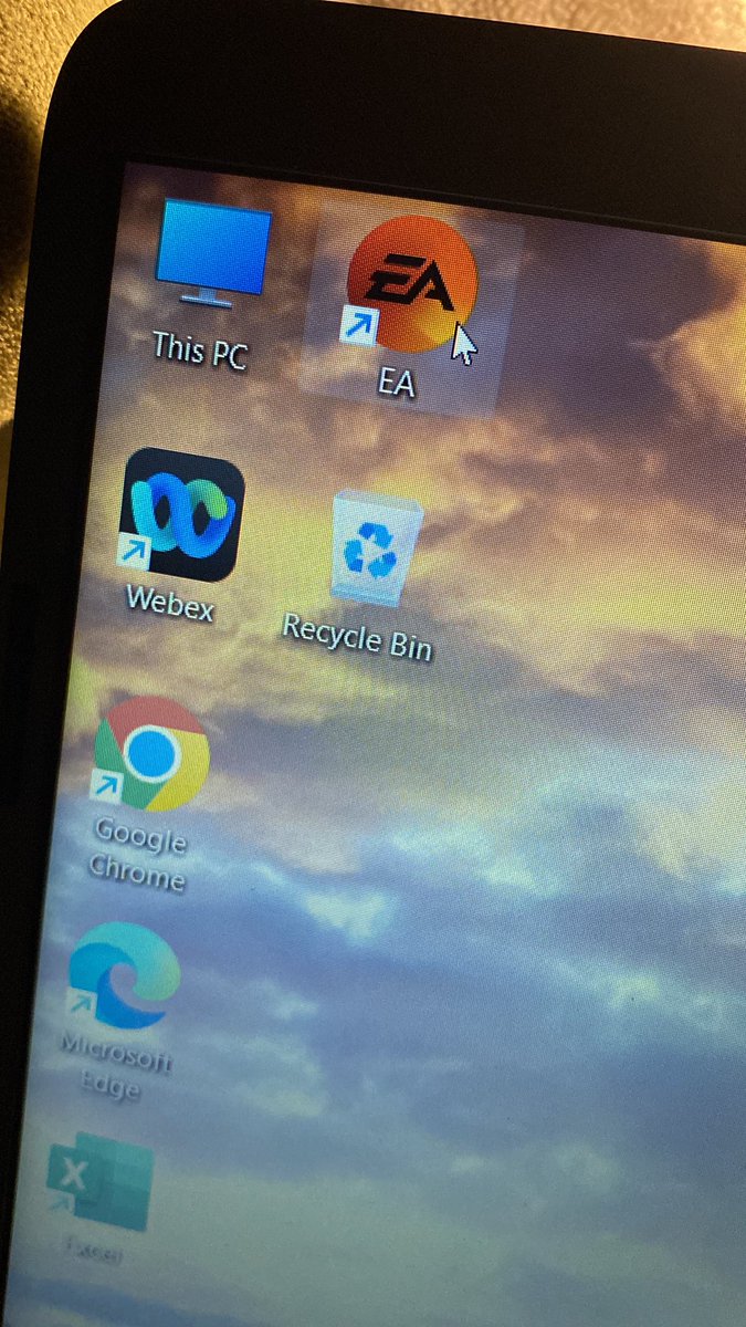 FernandoYanzy's tweet photo. I selalu mengadu laptop I asik lack2. And one day laptop i punya harddisk corrupted so laptop memang tak dapat nak pakai langsung 

Dia kata dia nak pinjamkan laptop dia but He bought me a new laptop😭😭
And dia siap downloadkan my fucking fav game dalam laptop ni😭

Cayang🤟��🤍 https://t.co/SKw0zsVgmL
