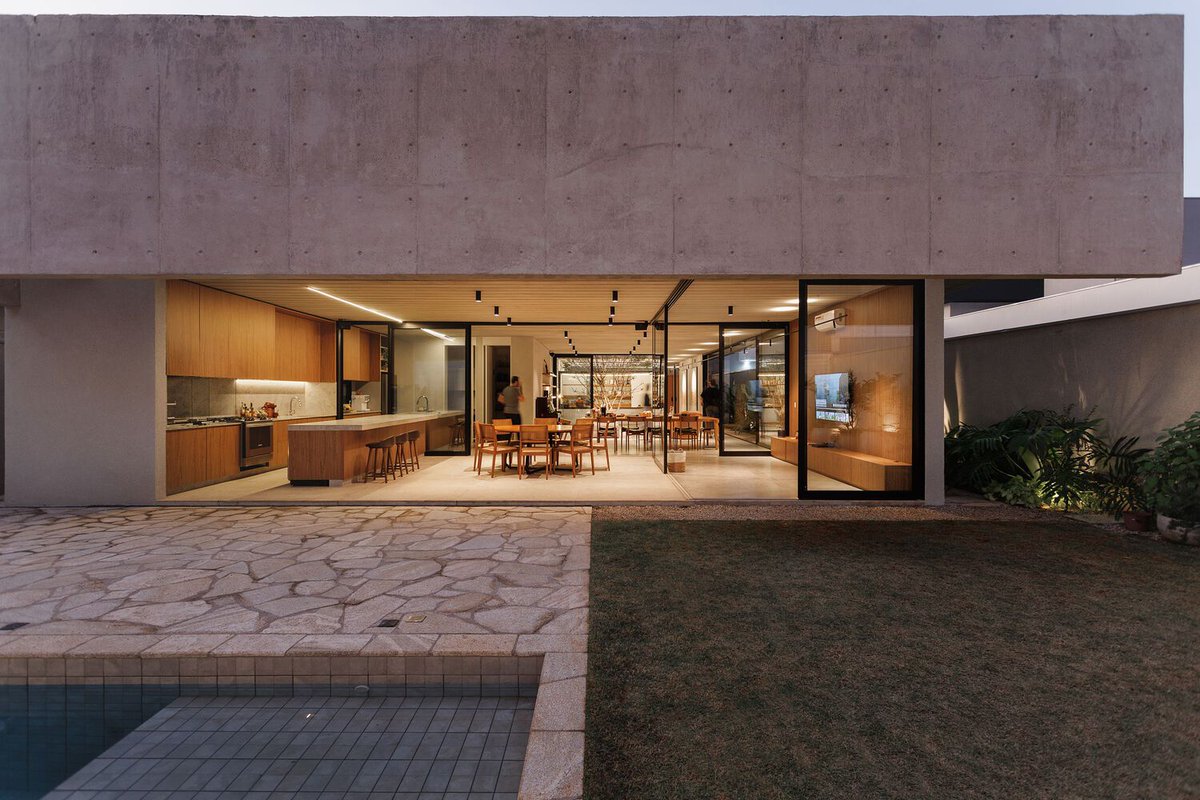 تصميم المنزل هو صياغة التجربة بداخله ,,,

لاحظ الخصوصية المطلقة عن الشارع والانشراح الكامل للداخل
لاحظ جمود الواجهة واناقة التصميم الداخلي
لاحظ انفصال المنزل عن الطريق واتصال الانشطة الداخلية مع بعضها 

التصميم المعماري هو كل لحظة تقضيها في منزلك 🌹