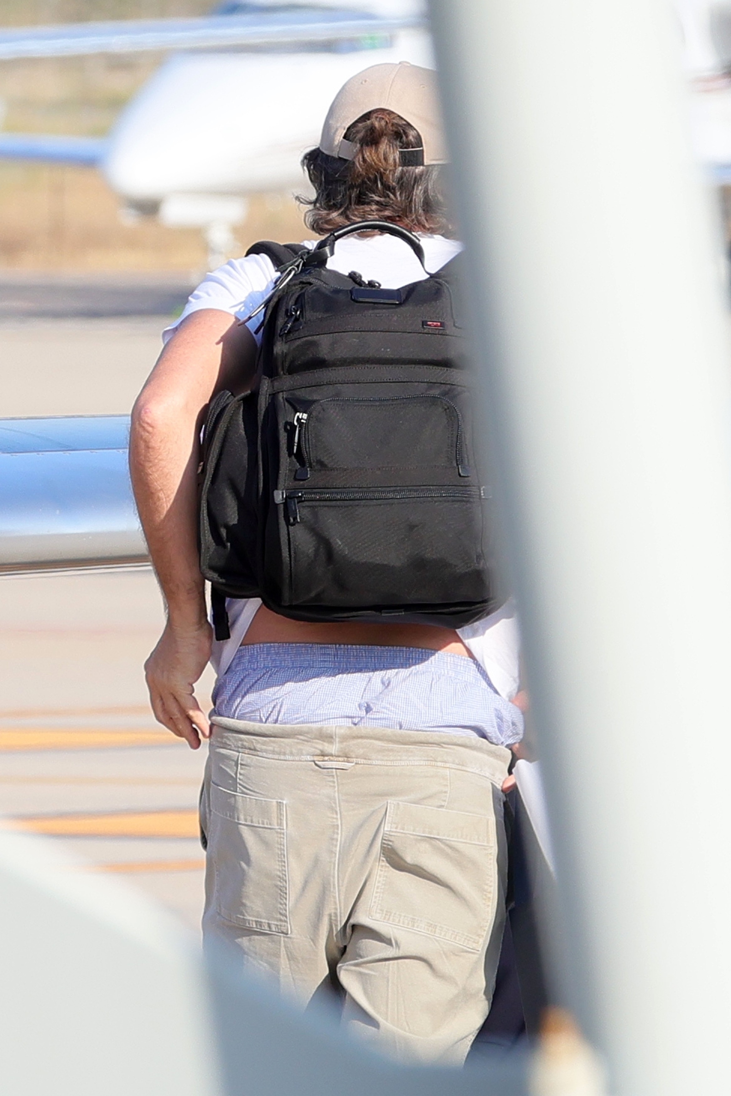 Leonardo DiCaprio Fan on X 77 HQs Leonardo DiCaprio arriving by a private jet and boarding Jeff Bezos yacht in Sardinia August 8 2024 https t MhvbIBVJ0W LeonardoDiCaprio VittoriaCeretti https t ...