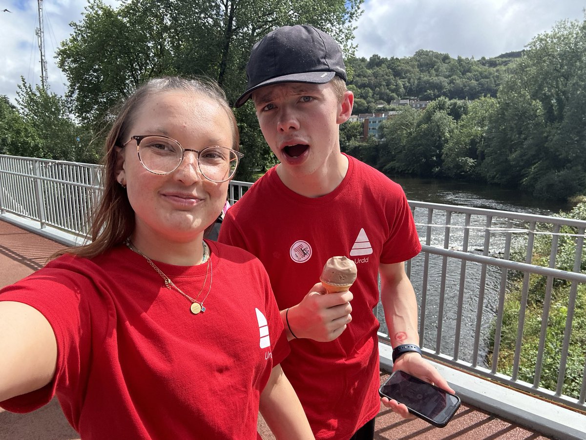 tcscriwcymraeg's tweet photo. Dim geiriau o gwbl… am ddiwrnod ffantasteg gyda @UrddCymoedd yn Parc Ynysangharad… + y lej Mr Dafydd Iwan a Mererid Hopwood pwy bron achosi Mistar Urdd i lewygu?! Dw i’n angen munud plîs 🏴🤍💚
@TCSCymraeg @Urdd @TreorchyHealth @colegcymraeg @CSC_Cymraeg https://t.co/BvrAxIp4eY