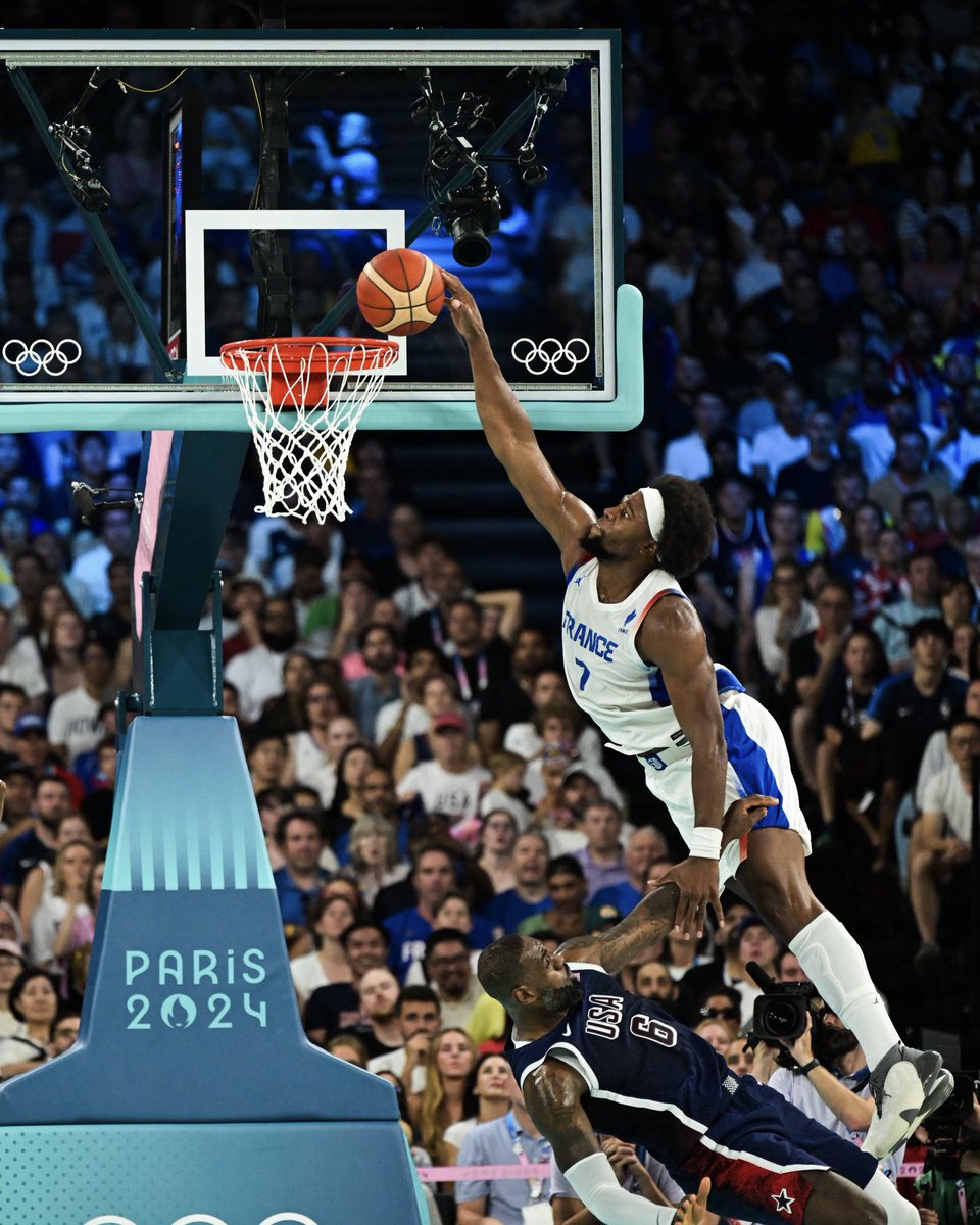 A_tothe_K's tweet photo. On va perdre mais hamdoula on a posterizé LeBron #FRAUSA #Paris2024 https://t.co/a2vtNysJYU