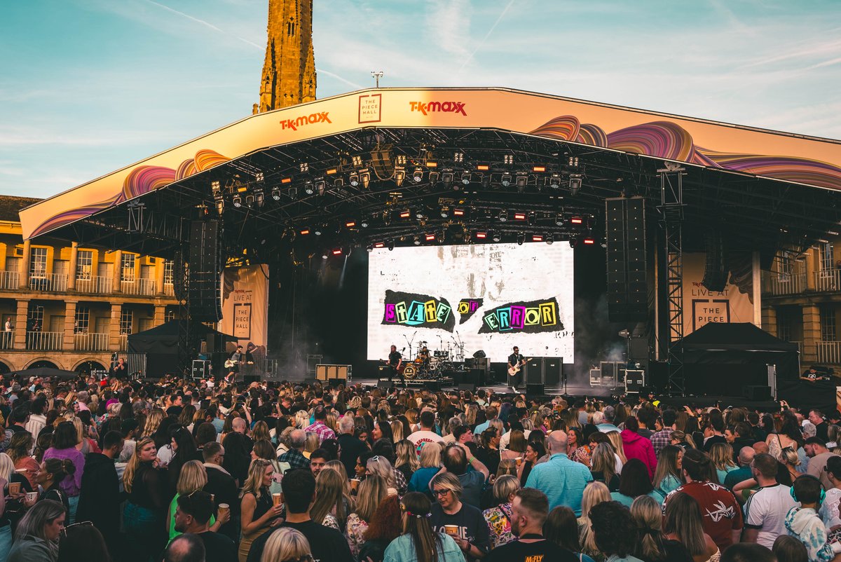 ThePieceHall's tweet image. What an electrifying opener from @StateOfError for @mcflymusic tonight at @TKMaxx_UK presents Live at The Piece Hall! They definitely got the party started! 🎸

Spot our very own Operations Manager and part-time rock star, Mikey! 👏