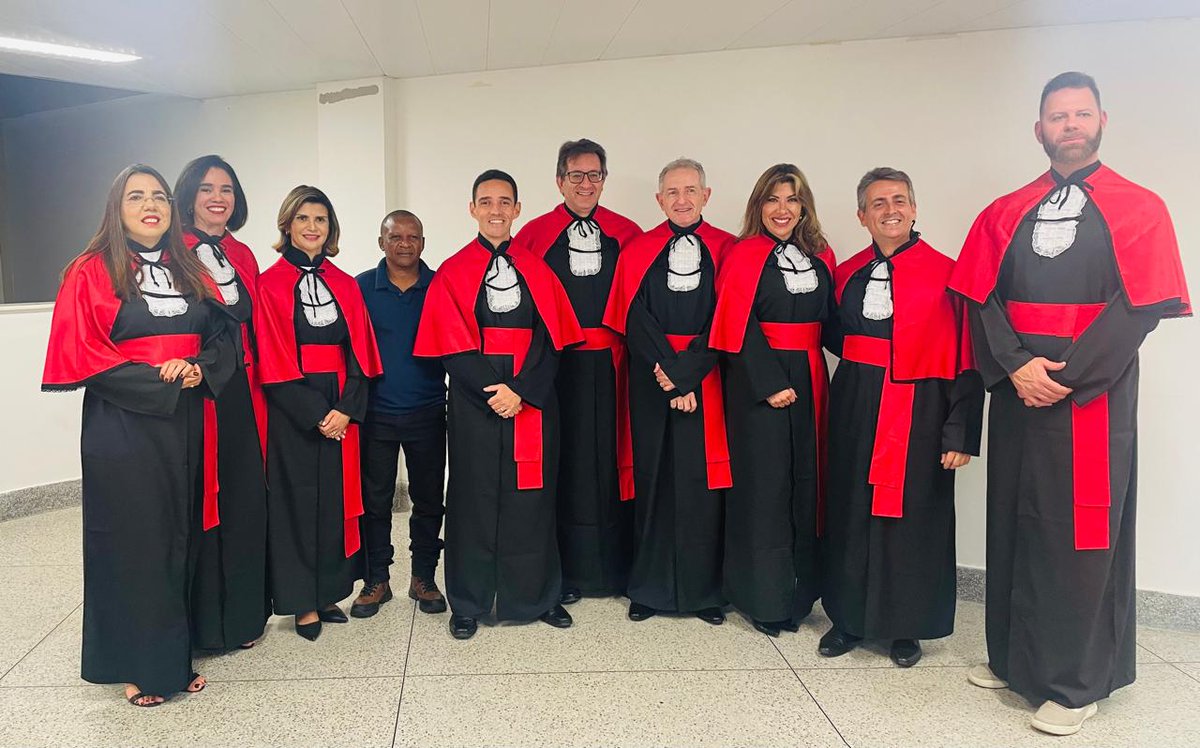 marciocfaria's tweet image. Registro da formatura da #FACDIR da @UFJF_ dos Pofessores e funcionário homenageados, bem como das Diretoras e de de um dos Coordenadores de curso. 

Obrigado pelo carinho, pessoal; é uma honra ser o Patrono de vocês! ❤️