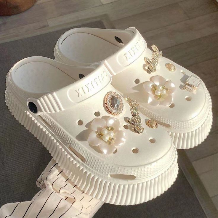 Soonattabay's tweet photo. Vocês acham crocs bonito ou feio? https://t.co/jNBHE3QiO1