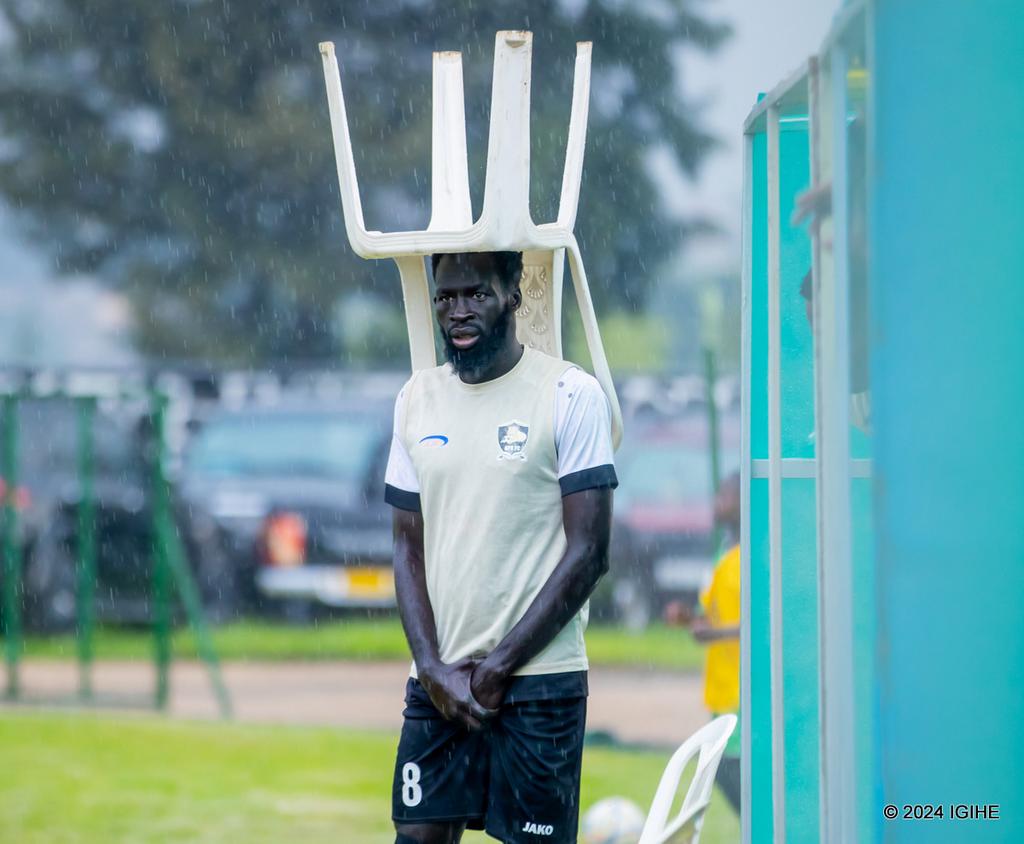 Ruhumurizza's tweet photo. @Rudahunga_ @aprfcofficial @YussifDauda28 @Jangwanifrank @_ReneOG @L_Arsene14 @AimeNiyibiz @NRuvuyanga @bbkigalifm Umukwajyu mwiza cyane ukaswe na Shababu ugenda uvuza ubuhuha no mu izamu ngo ba 🤣
Komisiyoneri FC
#TuriInare 🤣 https://t.co/aOSkx4a3Q3