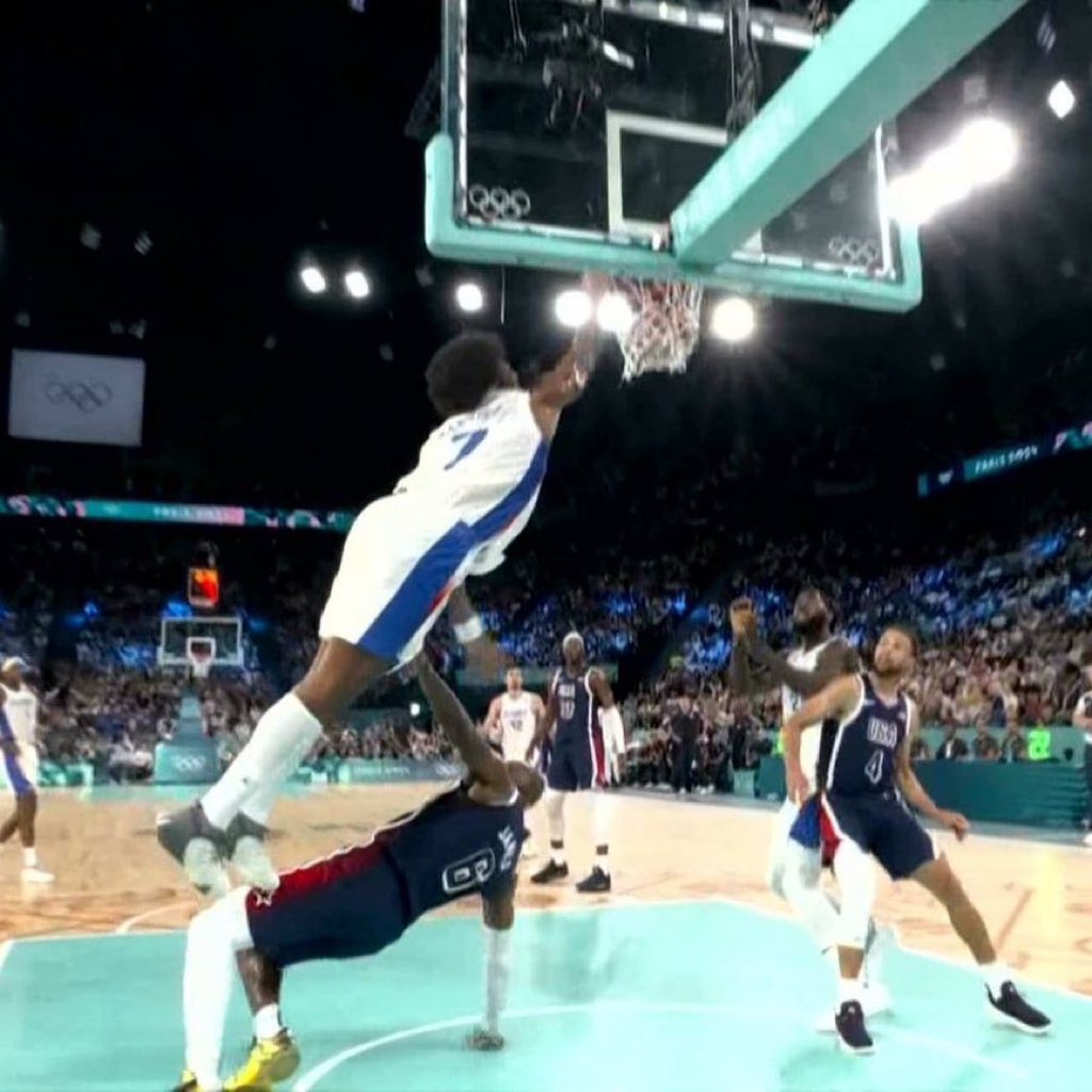 AkademiksTV's tweet photo. Lebron got dunked on 💔 https://t.co/DdFx1PinmM